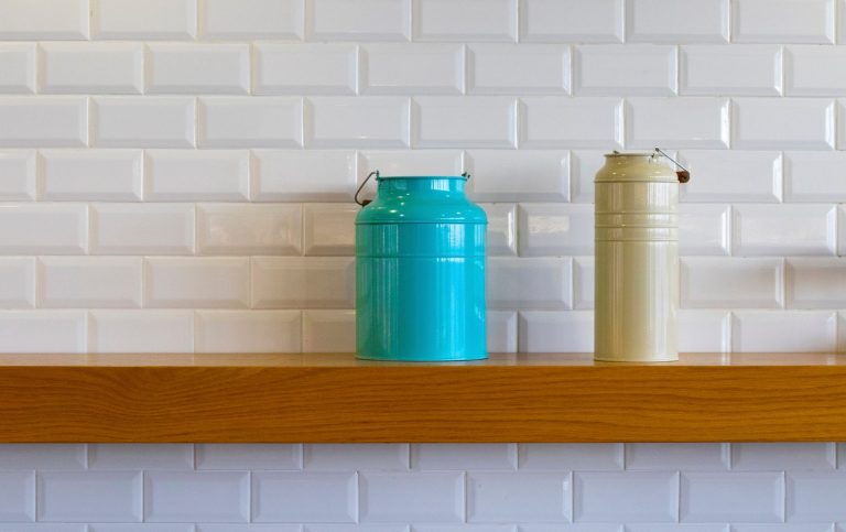 Jak się produkuje płytki ceramiczne - czy wszystkie tak samo?